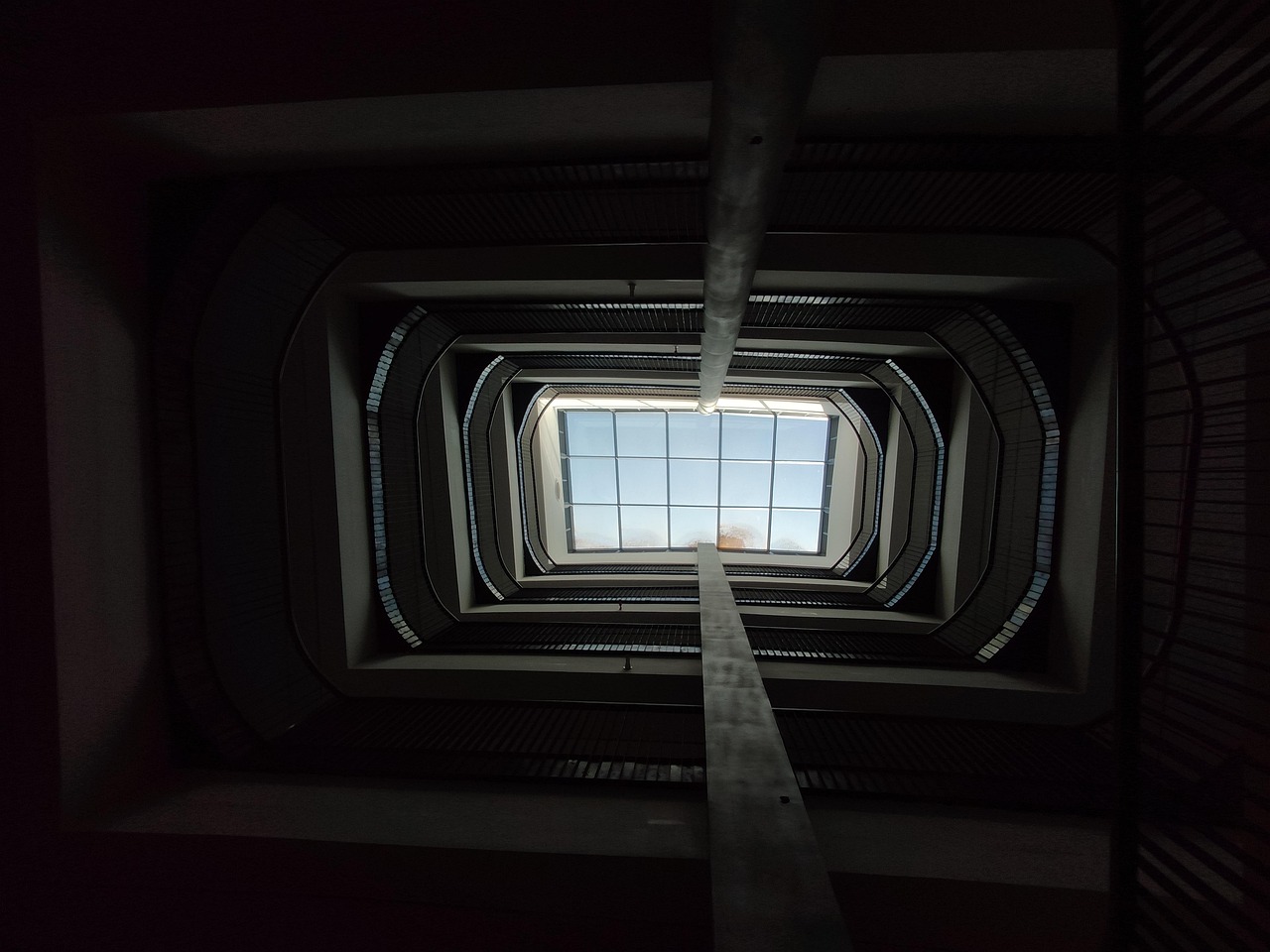 installation de puits de lumière : améliorez la luminosité naturelle de votre intérieur avec notre service professionnel d'installation de fenêtres de toit.